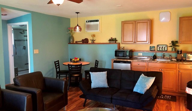 Royal Palm Cottage/5 mins from beach/Akaka Falls/Private Lanai in Hakalau