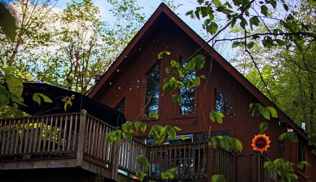 Rustic A-Frame Cozy & Bright Deck Vibes & Views in Pocono Lake