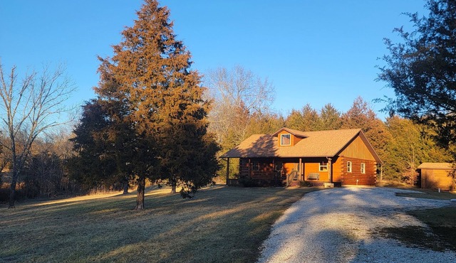 Rustic Cabin in the Ozarks, near beautiful Black river in Black