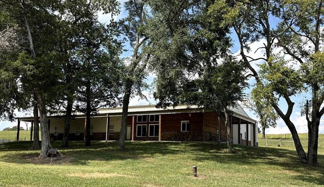 Rustic Countryside Barn with Horse Boarding & Pastures near Nashville, Lebanon, Tennessee in Lebanon