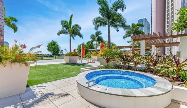 Salt at Kakaako Luxury Penthouse - Oceanview, pool, hot tub, parking, 3 minimall