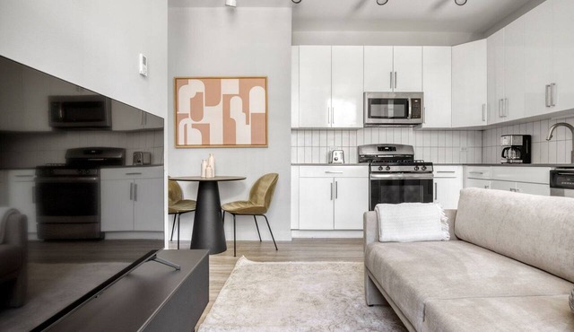 Serene Loop 1BR w/Gym, Roof & Lounge, same block as L, by Blueground in Chicago