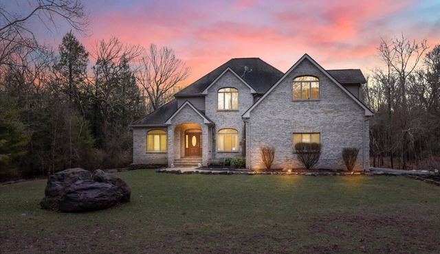 Serene Poconos Home with Private Swimming Pool, Hot Tub, Game Room & more in Jackson Township