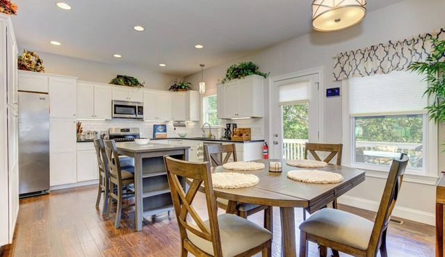 Serene Surroundings, Movie Nights, Cookouts & Fireside Sips Near Downtown Fun - The Winchester House in Jasper