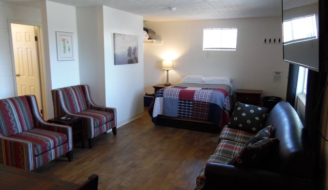 Simple, Clean, and Quiet Lakeside Getaway in Galena