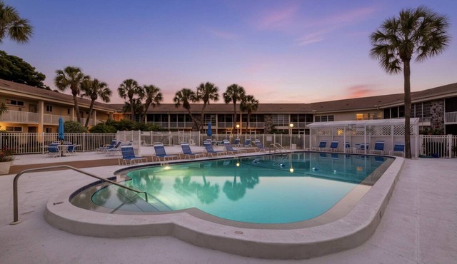 Simply Paradise! Updated Corner Unit Steps to Lido Beach & St. Armand's Circle, Pool, & Spa! in Sarasota