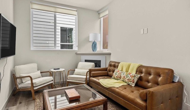 Sleek 3BR Seattle Townhome - Near UW-Husky Stadium in Seattle