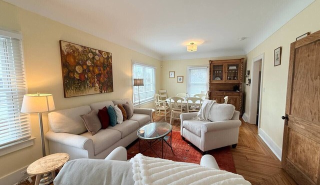 Sleeps 8 Near Riverwalk in Bay City