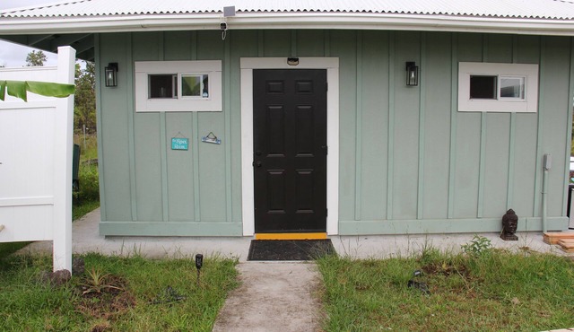 Soothing 1-bedroom cottage perfect for relaxing stays in Keaau.