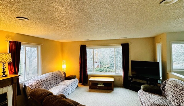 Spacious 3-bedroom residential house in quite area of Pullman in Pullman