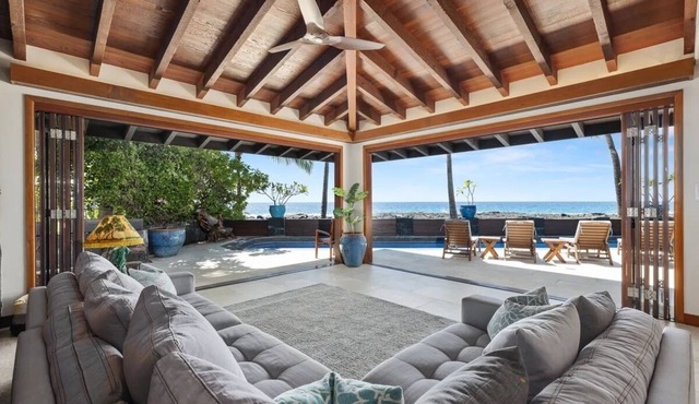 Spacious 4-bedroom house plus bunk room with WiFi and AC in charming Kailua-Kona