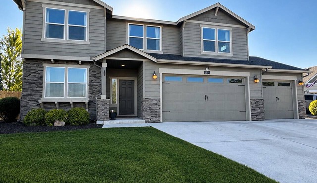 Spacious 4BR Retreat in Redmond/Fire pit Lounge/Mountain Views in Redmond