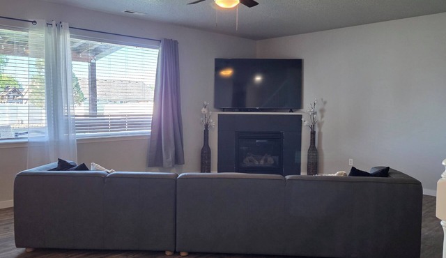 Spacious 5-bedroom 3-bathroom house in charming West Pasco with Central A/C. in Pasco