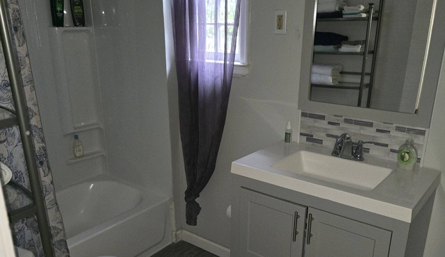 Spacious 5-bedroom house in peaceful Lorain with AC, WiFi in Lorain