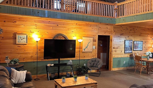 Spacious 5-bedroom lodge with boat trailer parking, @ Lake Tenkiller, in Cookson in Cookson