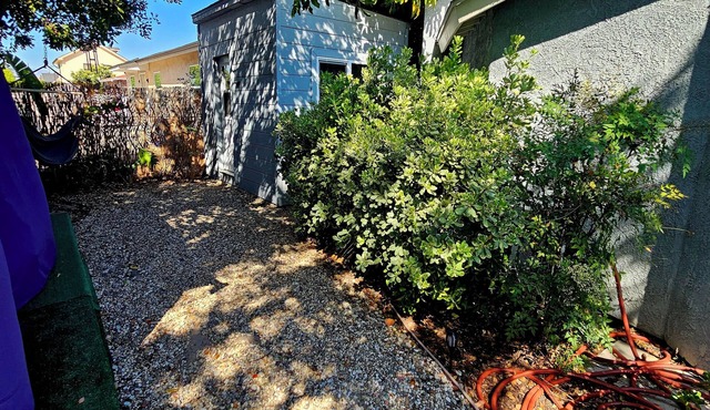 Spacious 6-bedroom Dorm Room lodge with AC in charming Los Angeles in Los Angeles