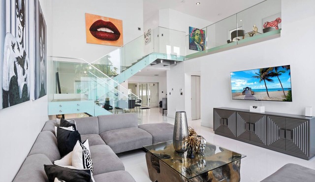 Spacious 6-bedroom Villa on Venetian Island Miami in Miami Beach