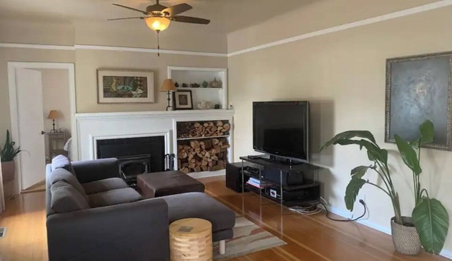 Spacious and Bright! Walk Everywhere! The Eugene Vintage Bungalow in Eugene