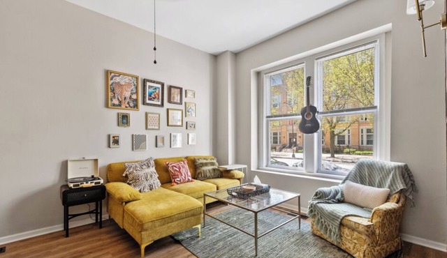 Spacious apartment in awesome Chicago with WiFi, AC- 4 Bedrooms in Chicago