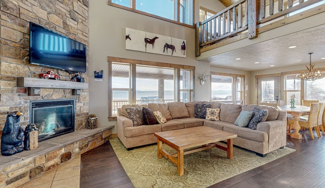 Spacious Bear Lake home w/access to a shared pool, hot tub, gym & pirate ship? in Fish Haven