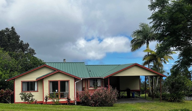 Spacious charming private cottage on tropical Coffee Farm with ocean views in Captain Cook