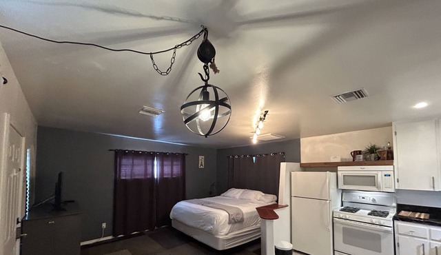 Spacious Cottage with easy access to it all! in Phoenix
