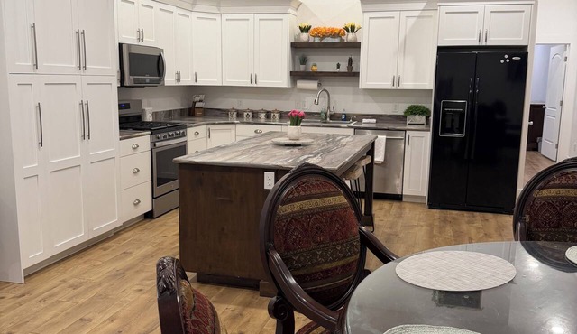 Spacious Loft, Sleeps 4, 2 QueenBeds, gourmet kitchen, RV PKG, Newly Updated. in Vernal
