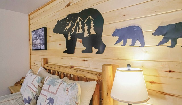 Spacious Lower Level Hotel 2-Bedroom with Views 106 in Estes Park