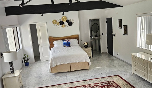 Spacious Studio Suite With Office (Unit A)