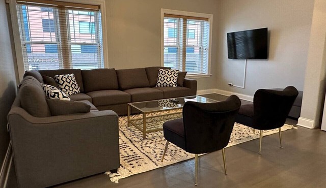 Spacious Wicker Park Hideaway with Parking! in Chicago