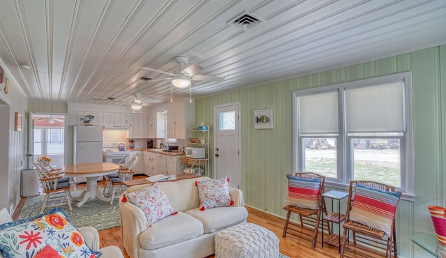 "STEPS TO SAND - Two Cottage Classic Gem Retreat" in Milton