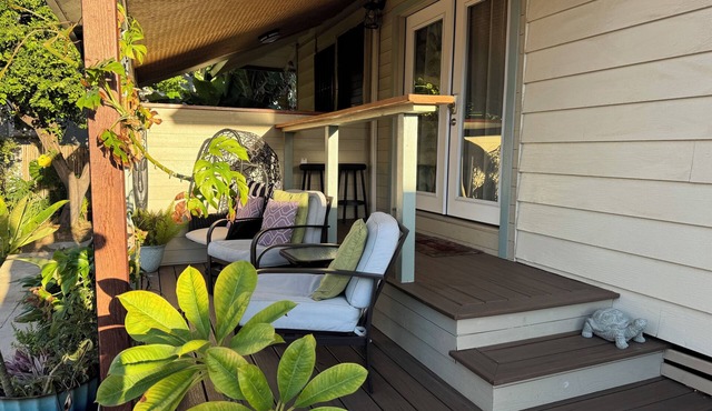 Studio by the ocean. Oceanfront property with WiFi, AC, parking, great location. in Ewa Beach