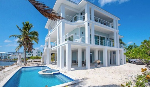 Stunning 5 Bedroom Open Water Pool Home With Great Boating in Big Pine Key