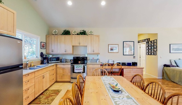Stunning retreat w/a full kitchen, gas fireplace, furnished lanais, & WiFi in Volcano