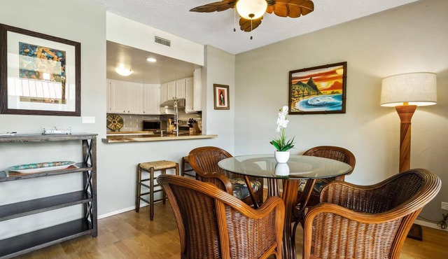 Summer Deal Kona 2BR Condo Across from Magic Sands Beach with Lanai