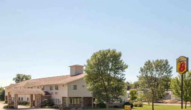 Super 8 by Wyndham Cresco IA in Cresco