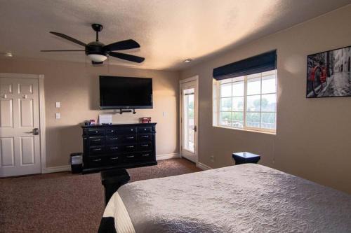 Tacit Shadow Resort Escape Dual Suite, Gym, Coffee Bar, Hot-Tub, Free Laundry, Food Available in Parowan