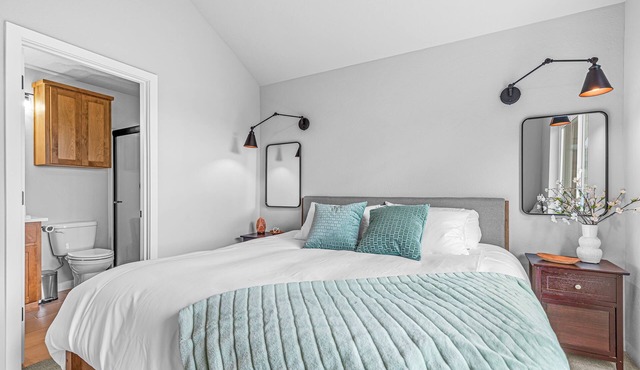 Talent Cottage- 2 King beds, 2 bath with garage! in Talent