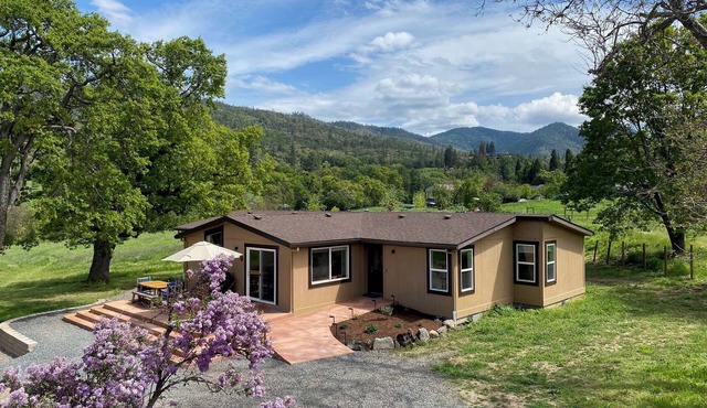 The Bird House.Completely updated 4-bedroom country home in Talent. Pet-friendly in Talent