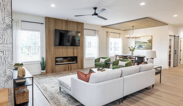 The City Peach-4 Bed/2 Bath with Pool/Hot Tub/Game Room in Newnan