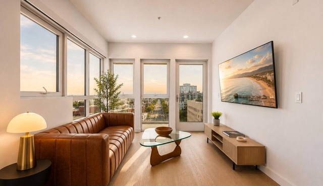 The Clocktower Retreat - Designer 2BR/2BA I SM I Pool & Parking in Santa Monica