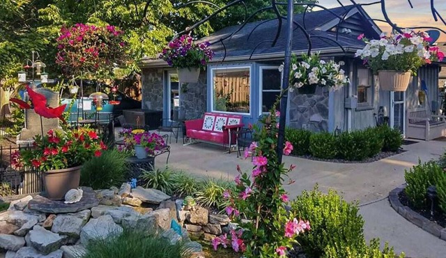 The Cunningham Cottage | King Bed & Garden in Springfield