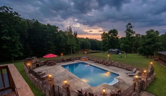 The Lodge at Cloudland with a private pool in Rising Fawn