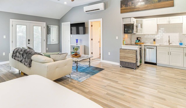 'The Penthouse' in Space City < 1 Mi to Midtown in Houston