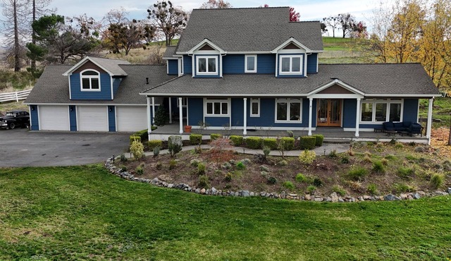 The R&R is a large 5-bedroom house in beautiful Ashland…amazing sunset views, in Ashland