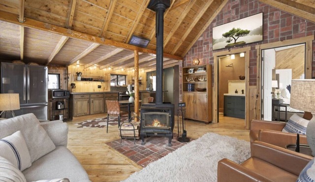 The Tyrolean Cabin. Panoramic Views. Hot Tub. in Golden