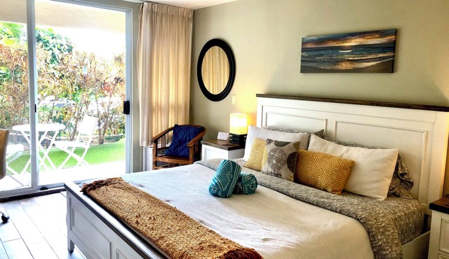 This Blue Sky Escapes Studio Beachside condo/Walkout to Hot tub, Pool and BBQs