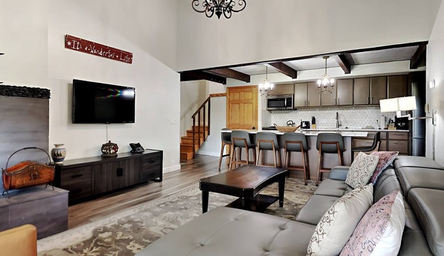 🌲Timberline B3C Deluxe 1-Bedroom + Loft ~Hot Tub~Pool~WiFi~Ski-in/out~Local Shuttle🌲 in Snowmass Village