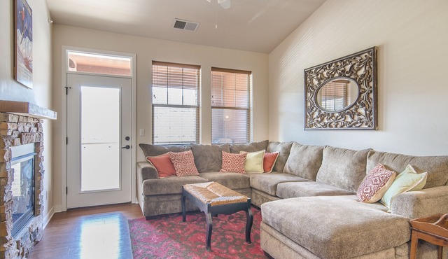 Top Floor Condo. Pool & hot tub Access! Portable A/C units. 1 car garage in Granby