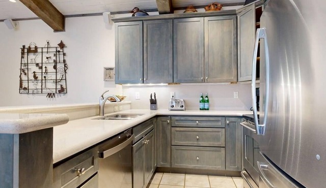 Top of the Village~Ski-in/out~HT~Pool~Grill~Parking in Snowmass Village